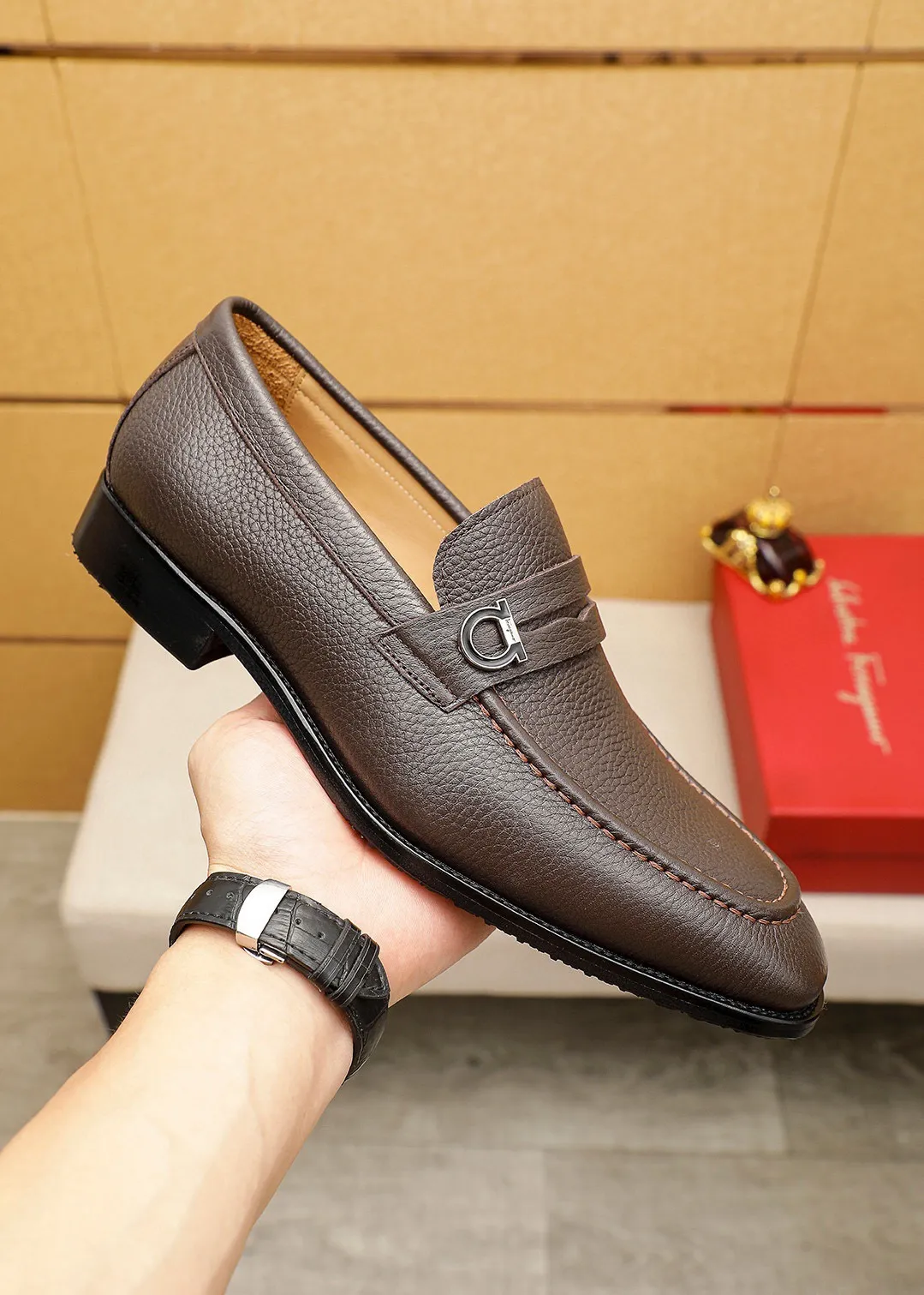 Men's shoes 💰460 💐 Product trademark: Ferragamo "Ferragamo" casual leather shoes Regular size: 38-44 (45.46🉑️customized) Product materials: Selected imported first-layer pebbled cowhide leather upper + luxury hardware buckle, imported water-dyed cowhide leather lining. Strong three-dimensional visual effect, original outsole color: 2⃣️seed leather materials optional